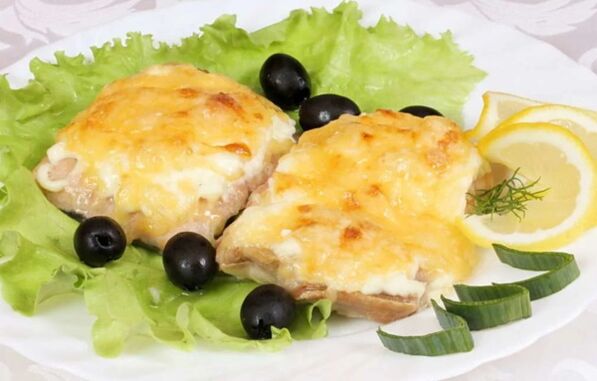 Grilled fish with cheese will be a delicious and healthy dish in the Mediterranean diet menu. 