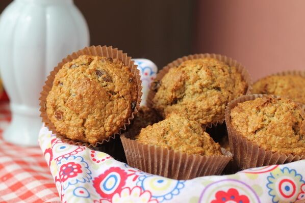 Oatmeal muffins with almonds - a delicious dessert for those losing weight following a Mediterranean diet